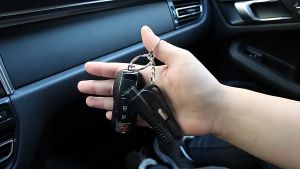 ที่ทุบกระจกรถ พวงกุญแจทุบกระจก พวงกุญแจทุบกระจกรถ 3 in 1  mini Window Glass Breaker ค้อนทุบกระจก