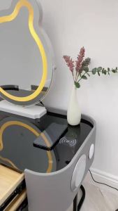 Bàn trang điểm hiện đại cho chung cư nhà phố freeship hàng nhập khẩu. Sạc không dây loa bluetooth gương led cảm ứng 3 màu. T90 BP41