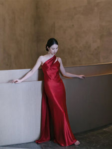ชุดราตรีผ้าซาตินสีแดงสำหรับเจ้าสาว ชุดแต่งงานแบบเข้ารูปไหล่เดียว เดรสยาวปานกลาง ชุดราตรีสุดหรูสำหรับงานปาร์ตี้