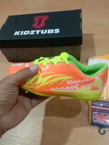 KIDZTUBS Sepatu Futsal Anak Paket Komplit Sepatu Futsal Tas Skin Deker Kaos Kaki Usia 6-10 Tahun Size 28 29 30 31 32 33 34 35 36 37 KDZ1806122424