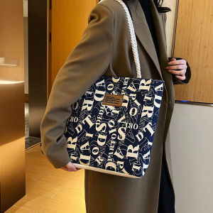 กระเป๋าผ้าใบผู้หญิง 2025 กระเป๋าสะพายไหล่ขนาดใหญ่ กระเป๋าถือ กระเป๋าใส่หนังสือนักเรียน ความจุขนาดใหญ่ กระเป๋าผ้าใบสไตล์นางฟ้า