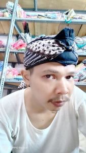 blangkon iket udeng imamah peci kuplok jogokaryan pakaian muslim adat tradisional indonesia rayaiket udeng blangkon  -size dewasa allsize -bagian belakang dilengkapi karet sehingga elastis menyesuikan lingkar kepala -bahan katun -motif batik terkini