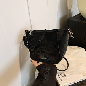 กระเป๋าสะพายข้างผ้ากำมะหยี่น้ำหนักเบาสำหรับผู้หญิงในช่วงฤดูร้อนปี 2024 กระเป๋าสะพายข้างแบบสะพายไหล่เดียวสไตล์เรียบง่ายและอเนกประสงค์