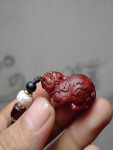 Mặt Dây Chuyền Khóa Xe Hơi Bằng Gỗ Hồng Đàn Hương Đỏ Thủ Công Mỹ Nghệ Mạ Vàng Nhỏ Gọn Trang Sức Thủ Công Mỹ Nghệ