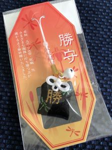 พวงกุญแจโชคลาภสำหรับการเดินทาง White Peak Hachiman Shrine Victory Lucky Charm พร้อมพวงกุญแจรูปเทพเจ้าเพื่อความปลอดภัย