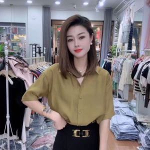 เสื้อเชิ้ตผู้หญิงแขนสั้นผ้าไหมโพลีเอสเตอร์สไตล์เกาหลีฤดูร้อนปี 2025 ดีไซน์เก๋ไก๋ หลังเปิดโล่ง เสื้อเชิ้ตผู้หญิง