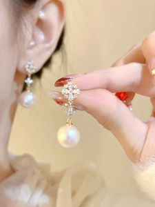 ต่างหูไข่มุกตกแต่งด้วยผ้าขนสัตว์รูปดอกไม้ฤดูหนาวสำหรับผู้หญิง ต่างหูทรงกลมทำให้ใบหน้าดูเล็กขึ้น เครื่องประดับแฟชั่นสุดหรูหรา