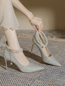 รองเท้าส้นสูงสีเงินสำหรับผู้หญิง ทรงหัวแหลม หัวเข็มขัด กันลื่น วัสดุส่วนบนเป็นหนัง PU รองเท้าสำหรับใส่ไปทำงาน