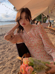 ชุดเดรสยาวลายดอกไม้สีแดงหรูหราสำหรับผู้หญิงในช่วงฤดูใบไม้ผลิปี 2023 ดีไซน์เก๋ไก๋สไตล์นางฟ้า กระโปรงทรงเอ แขนสั้น คอวี