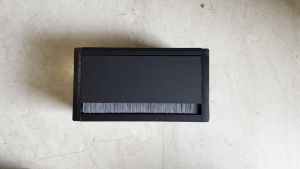 GROMMET BOX TEMPAT DUDUKAN STOP KONTAK MEJA KERJA MEETING KANTOR PENUTUP LUBANG KABEL STOP KONTAK MEJA PANASONIC ISI 2 POWER ARDE HITAM 20CM 20 CM BAHAN ALUMINIUM