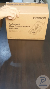 OMRON เครื่องวัดความดัน รุ่น HBP-1320 มีแบตเตอร์รี่อยู่ภายในเครื่อง แถมผ้าพันแขนขนาด M และ L