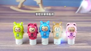 ของเล่นปั๊มสติ๊กเกอร์ พวงกุญแจสติ๊กเกอร์เปลี่ยนหน้าได้ ตัวปั๊มสติกเกอร์ ของเล่น 3 in 1 เสริมพัฒนาการเด็ก 3+