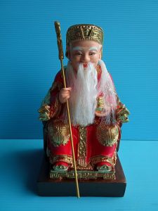 องค์อากงเจ้าที่นั่งถือไม้เท้ามังกรขนาดสูง6นิ้ว งานเราซิ่น(หนวดจริง) ปกป้องคุ้มครองในบ้าน อยู่เย็นเป็นสุข ลูกหลานเจริญรุ่งเรือง ขนาด9*8*17ซม.ราคา880บ.