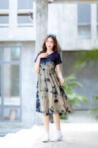 ชุดเดรสผ้าฝ้ายคอตต้อลนิ่ม ย้อมครามธรรมชาติ สีสวย งานสวย  เทคเจอร์ผ้าสวยมาก ช่วงเอวมีเชือกผูกโบว์ด้านข้าง สำหรับปรับเข้ารูปได้(ราค่นี้ไม่รวมโบว์คาดผม)