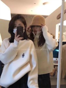 หมีคุณภาพ งานปัก คอกลม เสื้อสเวตเตอร์ถัก ผู้หญิง สไตล์ขี้เกียจ ฤดูใบไม้ร่วง ฤดูหนาว เสื้อฐานสวมด้านใน หลวม นุ่ม เสื้อสเวตเตอร์