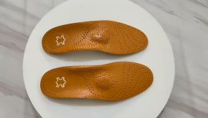 DIDI นรองเท้าหนังแท้สำหรับผู้ชายรองเท้าสำหรับใส่ทำงานเพื่อดูดซับเหงื่อระบายอากาศได้ดีไม่มีกลิ่นสำหรับเปลี่ยนรองเท้าพื้นด้านในรองเท้าจำนวน1คู่