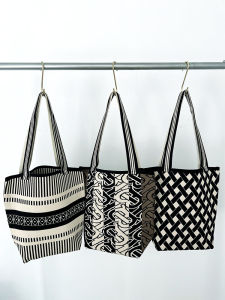 กระเป๋าสะพายไหล่ถักทรงเรขาคณิตพร้อมกระเป๋าโท้ตความจุขนาดใหญ่ปิดแสงสําหรับการเดินทางกระเป๋าสไตล์ถังแบบพกพา