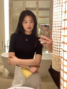 เสื้อยืดคอกลมแขนสั้นสีดำ Pusumede สำหรับผู้หญิง ทรงสลิมฟิต เสื้อเชิ้ตคอกลม แขนสั้น ทรงหลวม ฤดูใบไม้ผลิและฤดูใบไม้ร่วง