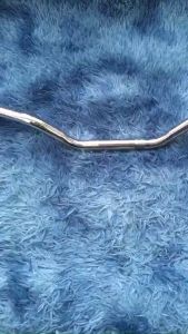 GHI ĐÔNG MASTER - REBEL PHI 25 INOXX HÀNG CAO CẤP Tay lái xe máy chrome bóng bẩy thiết kế chắc chắn phù hợp với xe máy cao cấp đặt trên nền vải xanh dương mềm mại.