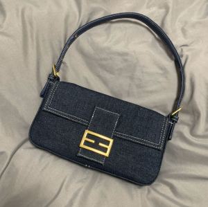 กระเป๋าสะพายข้างผ้าเดนิมย้อนยุค YMBHZ พร้อมหัวเข็มขัดโลหะ กระเป๋าสะพายข้างแบบลำลองสำหรับใส่ไปทำงานในช่วงฤดูร้อนปี 2024