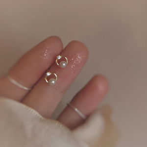 ต่างหูไข่มุกกลมเล็ก 925 เงินแท้ ต่างหูแฟชั่นเรียบง่าย ต่างหูห้อยหูระดับไฮเอนด์ ต่างหูแบบมีห่วง