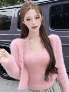 เสื้อคลุมยาวแขนยาวถักสีชมพูสำหรับผู้หญิงในฤดูใบไม้ร่วงและฤดูหนาว เสื้อคลุมแบบสวมคอเสื้อกั๊กปักลายหัวใจ ชุดสองชิ้น ขนสัตว์เทียม ขนกระต่าย