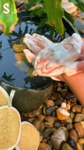 Bông tắm xơ mướp có dây cầm tiện dụng
