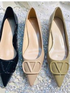 เรียบหรู V-Notch สีนู้ด สิทธิบัตร หนัง Workwear Pointed Toe ผู้หญิง Low Heel 2024 New Commute Slip-On Thick Heel High Heel Shoes