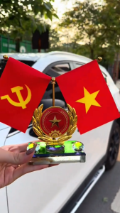 Cờ Việt Nam gắn xe ô tô cờ để taplo xe ô tô bàn làm việc tặng kèm nước hoa và miếng dán chống trượt