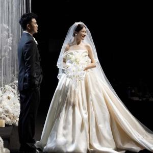 เรียบหรู ผ้าซาติน เรียบง่าย เจ้าสาว ชุดราตรี สไตล์ฝรั่งเศส พรางหุ่น งานแต่งงานกลางแจ้งระดับไฮเอนด์ เดรส สําหรับผู้หญิงสั้นอ้วน กระโปรง ความยาวปานกลาง