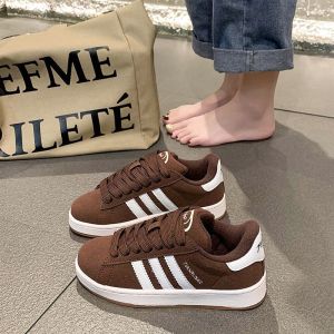 รองเท้าผ้าใบผู้หญิงสีขาวดำ ทรงลำลอง ระบายอากาศได้ดี สวมใส่สบาย สำหรับเดินเล่นในสวน วิ่งตอนเช้า ทรงสามเส้น ทรงแบน