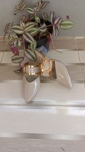 sepatu slip-on hak kaca motif gesper