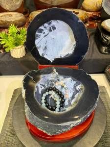XXL Treasure agate bowl jewelry box 天然黑玛瑙聚宝盆 10kg 大颗黑玛瑙 全玛瑙体 摆放化煞档煞位置功效非常好 洞口宽又深 12cm琉璃大元宝都能放 整体高: 33cm 玛瑙宽: 25.5cm 底座宽: 27cm 重: 10kg 洞口宽: 15cm 深: 5cm