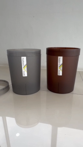 ถังขยะพลาสติก ทำจากวัสดุPP แบบทรงกลม ขนาด10L. ไม่มีฝาปิด มีที่ล็อกถุงขยะ มี 2 สี สีเทา สีกาแฟ สีสวย ทนทาน แข็งแรง