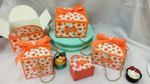 กล่องของขวัญ สีส้ม ลายดอกไม้ มีเชือกหิ้ว แถมริบบิ้น โบว์ ใส่ขนม ใส่ของขวัญ พร้อมส่ง