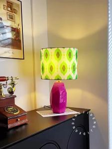 💥Dream Best🔥 Pink Ceramic Memphis Desk Lamp Vintage Contrast Color Bedroom Study Bedside Lamp Retro Ambience Light