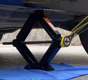 Kunci Pas Dongkrak Mobil: Mengenal Saving Jack Ratchet Wrench