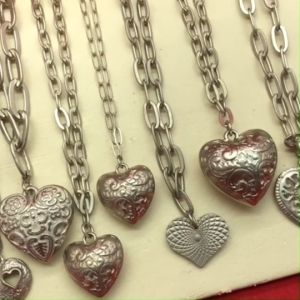 สร้อยคอสีไทเทเนียมลายโซ่ห้อยจี้  คละแบบ ความยาว 18 นิ้ว งานเเฟชั่น สไตส์เท่ ใส่ได้ทุกโอกาส ใส่อาบน้ำได้ รูปถ่ายจากสินค้าจริง