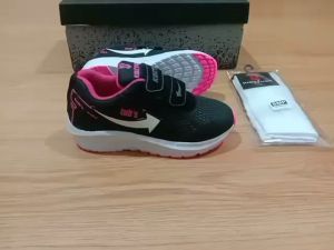 Sepatu Sekolah Anak Perempuan Tali Perekat Warna Hitam Merah Biru & Kaos Kaki Gratis - KIDZTUBS203672423