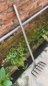 Cangkrang / Garuk Sampah Gagang Pipa Besi Gigi 6 Cangkul Garuk Pacul Sampah Garuk Kotoran