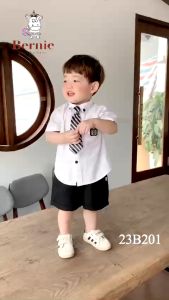 Set bộ đi chơi bé trai BERNIE áo sơ mi trắng cà vạt phối huy hiệu cho bé từ 9 đến 24kg
