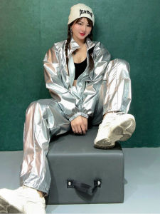 ชุดเต้นรำฮิปฮอปสีเงินหลวมๆ สำหรับการแสดงจั๊ซ ชุดการแสดง Kpop ชุดเต้นรำสำหรับกลุ่มผู้หญิง ชุดการแสดงบนเวที