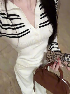 เสื้อสเวตเตอร์คอวีแขนยาวลายทางสีดำขาว ทรงสลิมฟิต สำหรับผู้หญิง ช่วงฤดูใบไม้ผลิ คอกลม ทรงสั้น เสื้อชั้นใน ผ้าฝ้ายผสม