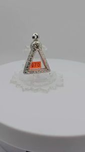 M#1070 ตลับพระ/กรอบพระสเตนเลสลายไทย วงใน 2.0x2.5 ซม พิมพ์หลวงพ่อพระใสหรือสามเหลี่ยมเล็กซ่อนหู < ขนาดที่ใส่สวย1.7x2.2 ซม >