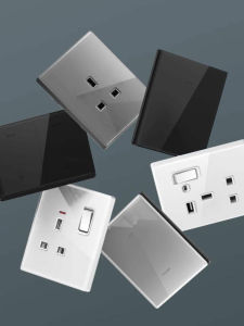 แผงวงจรไฟฟ้าแบบกระจกสีเทาบางเฉียบ อุปกรณ์ไฟฟ้าแบบอังกฤษสำหรับแผงวงจรไฟฟ้าแบบซ้อนกันสองช่อง 13A สำหรับอุปกรณ์ไฟฟ้า