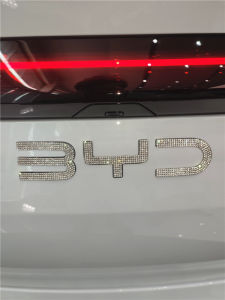 ไฟตกแต่งภายในรถ BYD 2024 ดีไซน์ใหม่ป้ายรถหน้าและหลัง ตกแต่งภายในรถด้วยเพชร แผ่นป้ายรถยนต์แบบ 3 มิติ