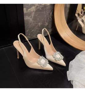 ฤดูร้อน ฤดูใบไม้ร่วง 2024 สไตล์ฝรั่งเศส ผ้าซาติน รองเท้าส้นสูง ผู้หญิง ส้นบางชี้นิ้วเท้าประดับเพชรแบบสวมรองเท้าแตะเวอร์ชั่นเกาหลี