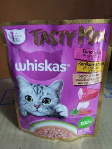 whiskas makanan kucing rasa tuna with kanikama&carrot