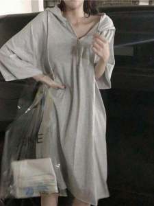 เสื้อยืดคอกลมแขนยาวมีฮู้ด กระโปรงทรงเอ ผ้าฝ้ายผสม ทรงหลวม ฤดูร้อน 2021 เสื้อผ้าทำงานสำหรับนักเรียนหญิง