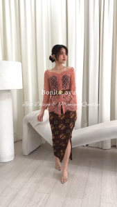 SET KEBAYA SEMI FRANCE PREMIUM CLASIC BALI BONITA AYU SIGNATURE – RANCANGAN DESAINER AYU KARTIKA BROKAT PREMIUM EKSKLUSIF KUALITAS TINGGI*size s/m/L/XL